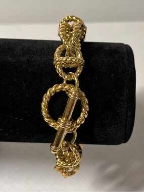 Vintage yellow Gold-tone Rope Oval & Circle Link Toggle Bracelet
Unique